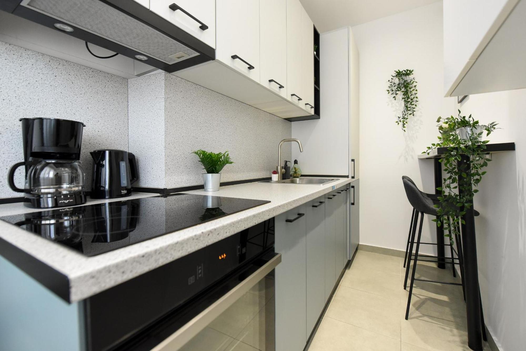 Comfy 1br With Balcony In